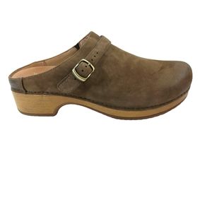 FS1967 GUC $140 Dansko Berry Mules size 39 US 8.5/9